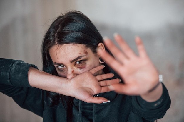 Słyszysz krzyki za ścianą? Co zrobić krok po kroku