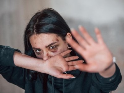 Słyszysz krzyki za ścianą? Co zrobić krok po kroku